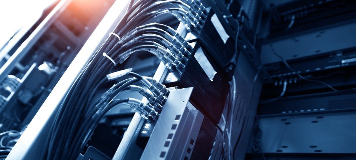 Structured cabling and DC distribution inside a telecom rack
